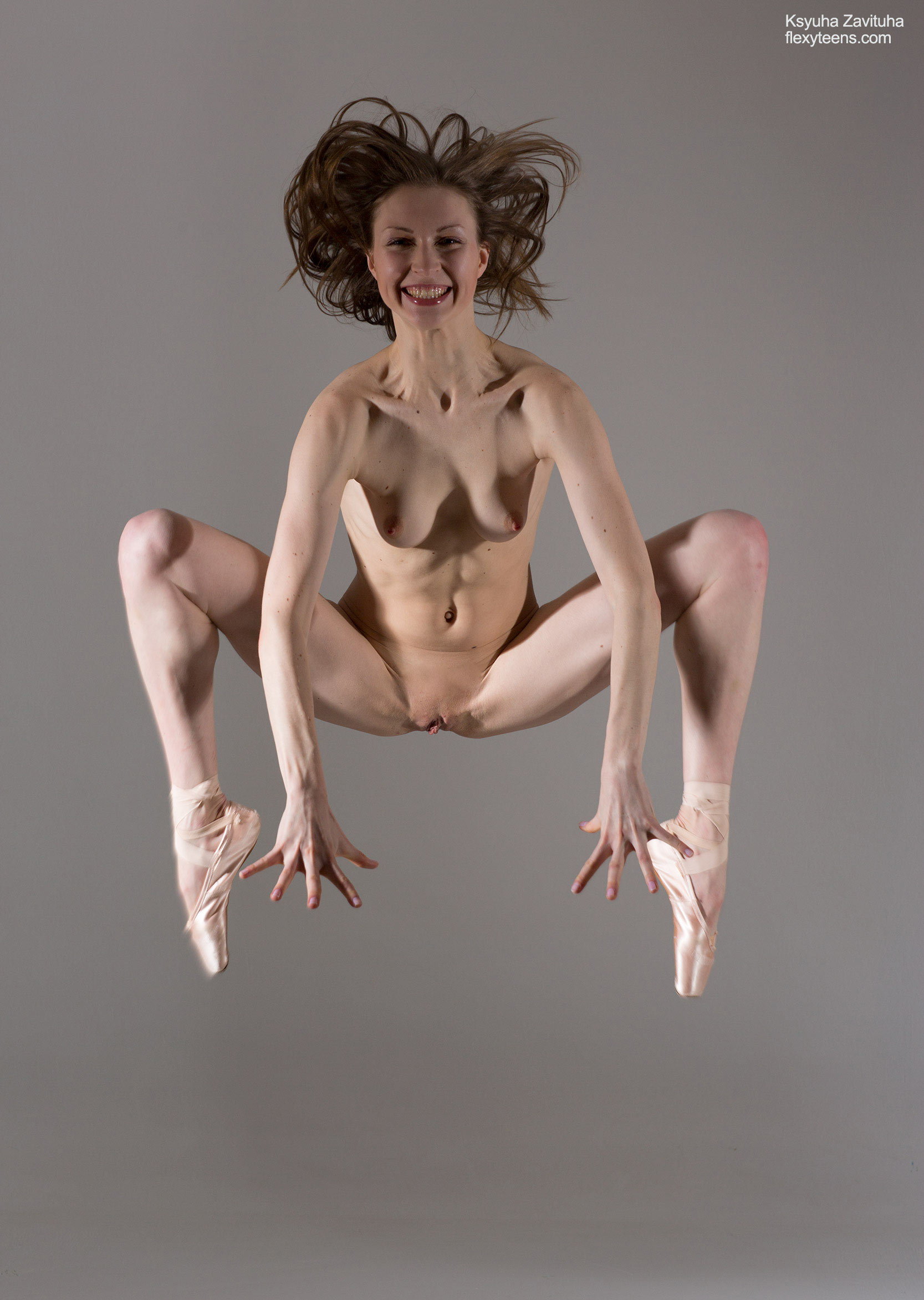 Extreme Flexible Nude Dancer 17